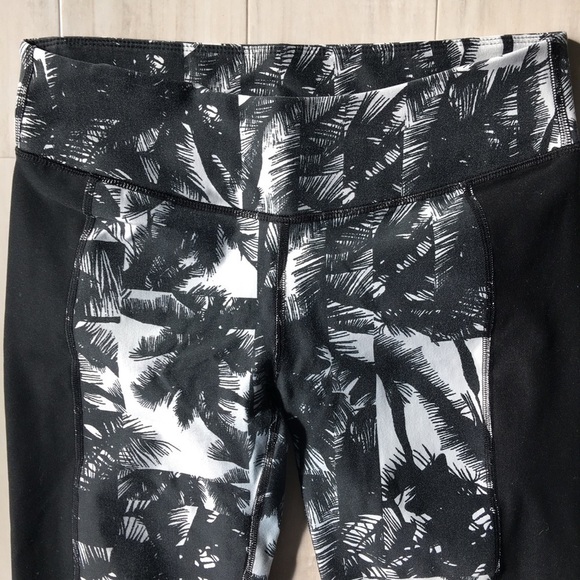 Fabletics Black & White Palm Prints Capri Leggings - Picture 5 of 5